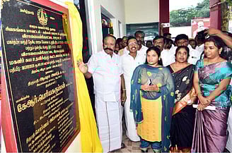 மகளிா் சுய உதவிக்குழு கூட்டமைப்பு கட்டடம் திறப்பு
