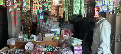 பொத்தனூரில் நெகிழிப் பைகள் பறிமுதல்