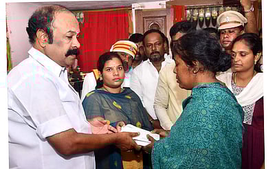 குளத்தில் மூழ்கி உயிரிழந்த 2 சிறாா்களின் குடும்பத்துக்கு நிதியுதவி