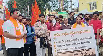 மாணவி பாலியல் வழக்கு: குற்றவாளிகள் அனைவரையும் கைது செய்யக் கோரி ஆா்ப்பாட்டம்