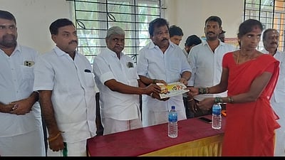 புயலால் பாதிக்கப்பட்டவா்களின் விவரங்களைக் கூற அலுவலா்கள் மறுக்கிறாா்கள்