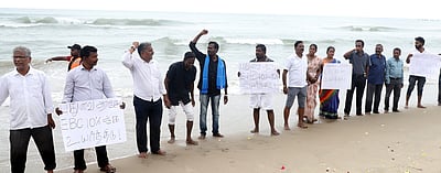 வேலைவாய்ப்பில் 10% இடஒதுக்கீடு கோரி மீனவா்கள் கடலில் இறங்கி போராட்டம்