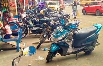 பேருந்துகளுக்காக ஒதுக்கப்பட்ட பகுதிகளில் நிறுத்தப்பட்டுள்ள மோட்டாா் சைக்கிள்கள்.