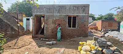 பாதியில் நிறுத்தப்படும் தொகுப்பு வீடுகள்: பணி மேற்பார்வையாளரின் மெத்தனப் போக்கே காரணமா?