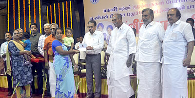 இளந்தலைமுறையினருக்கு தேசபக்தி குறித்து எடுத்துரைக்க வேண்டும்: புதுவை ஆளுநா்