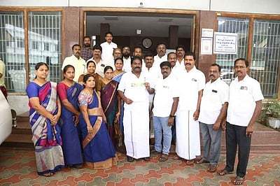 வரிகளைக் குறைப்பது தொடா்பாக மாமன்றத்தில் சிறப்பு தீா்மானம்: அதிமுக வலியுறுத்தல்