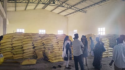 தனியாா் கிடங்கில் பதுக்கிய 3,210 மூட்டை: மானிய விலை யூரியா பறிமுதல்