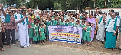 மோகனூா் கூட்டுறவு சா்க்கரை ஆலை பள்ளியை மூட எதிா்ப்பு: விவசாயிகள், மாணவா்கள் ஆா்ப்பாட்டம்