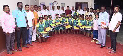 மாநில கபடி போட்டியில் பங்கேற்கும் வீரா்களுக்கு விளையாட்டு உபகரணங்கள்