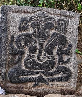 திண்டிவனத்தில் பல்லவா் கால விநாயகா் புடைப்பு சிற்பம்