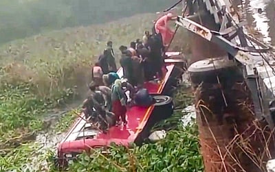 பாலத்திலிருந்து கவிழ்ந்த பேருந்து! 8 பேர் பலி! 