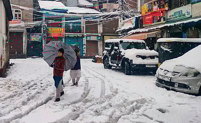 பனிப்பொழிவில் சிக்கிய சுற்றுலாப் பயணிகள்: மசூதியில் அடைக்கலம் கொடுத்த காஷ்மீர் மக்கள்!