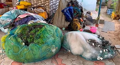 மீன்பிடி வலைகள் எரிப்பு; மீனவா்கள் வேலைநிறுத்தம்