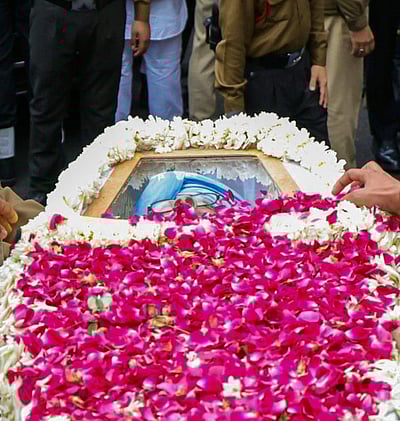 முன்னாள் பிரதமர் மன்மோகன் சிங் உடல் தகனம் - புகைப்படங்கள்