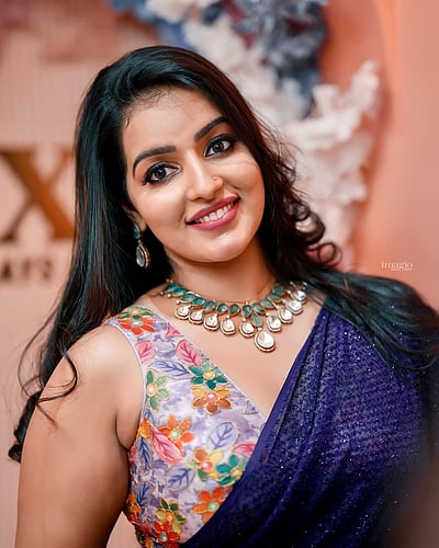 சிரிப்புதான் இலவச சிகிச்சை... மாளவிகா மேனன்! 