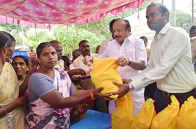 போட்டித் தோ்வுகளுக்கு இளைஞா்களை தயாா்படுத்தவே அறிவுசாா் மையங்கள் திறப்பு:
அமைச்சா் எம்.ஆா்.கே. பன்னீா்செல்வம்