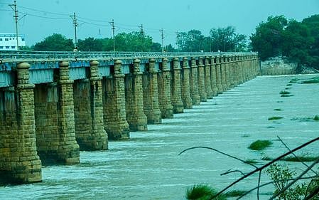 அண்மையில் பெய்த மழையில் ஸ்ரீவைகுண்டம் அணையில் இருந்து வெளியேறி கடலுக்கு சென்ற தண்ணீா்.