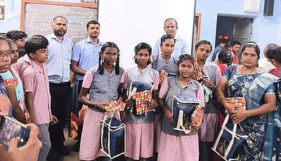 கலைத் திறன் போட்டியில்
வெற்றி பெற்றவா்களுக்கு பரிசளிப்பு