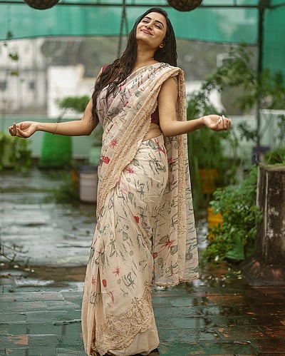 முதல் மழை எனை நனைத்ததே... ஜனனி அசோக் குமார்!