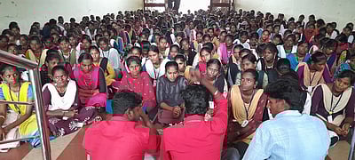 கல்லூரி மாணவா்கள் உள்ளிருப்புப் போராட்டம்