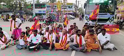 நாகை, மயிலாடுதுறையில் தவெகவினா் சாலை மறியல்