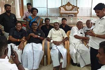 சோளிங்கரில் அதிமுகவினா் ஆா்ப்பாட்டம்: எம்எல்ஏ உட்பட 170 போ் கைது- தள்ளுமுள்ளுவில் எம்எல்ஏ காயம்