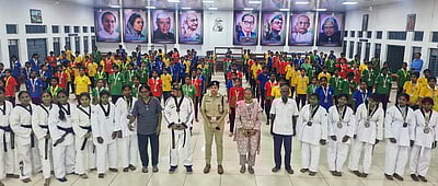 கராத்தே பயிற்சி பெற்ற மாணவிகளுக்கு சான்றிதழ்