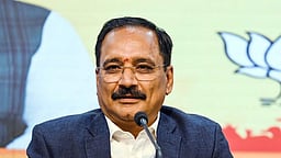 நிறம் மாறுவதில் பச்சோந்தியை மிஞ்சுபவா்கள் ஆம் ஆத்மி கட்சியினா்: பாஜக குற்றச்சாட்டு