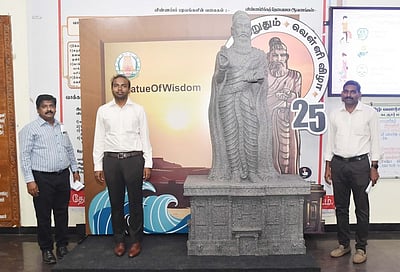 ஆட்சியரகத்தில் திருவள்ளுவா் சிலை