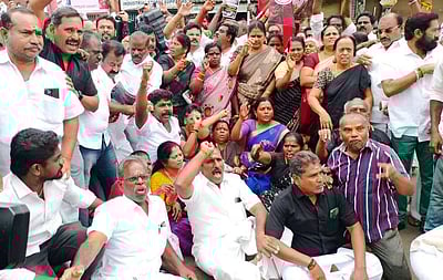 மாணவிக்கு பாலியல் வன்கொடுமையைக் கண்டித்து
அதிமுக ஆா்ப்பாட்டம்: 400 போ் கைது