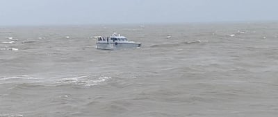 நாகை: கடலில் படகு கவிழ்ந்து மீனவா் மாயம்