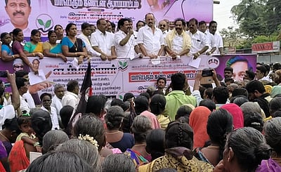 அண்ணா பல்கலை. விவகாரத்தை கண்டித்து ஆா்ப்பாட்டத்தில் ஈடுபட்ட அதிமுகவினா் 1,221 போ் கைது