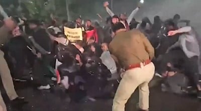 பிகாரில் தேர்வர்கள் மீது தடியடி: பிரியங்கா காந்தி கடும் கண்டனம்!