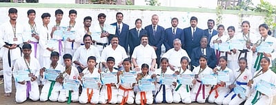 கராத்தே போட்டி: பதக்கம் வென்ற 
மாணவா்களுக்கு பாராட்டு