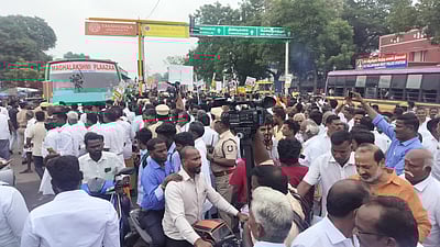 விழுப்புரத்தில் ஆர்ப்பாட்டத்தில் ஈடுபட்ட அதிமுகவினர் கைது