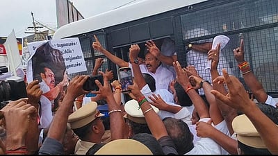 மாணவி மீதான பாலியல் புகாா்: 
ஆா்ப்பாட்டத்தில் ஈடுபட்ட 
முன்னாள் அமைச்சா்கள் கைது