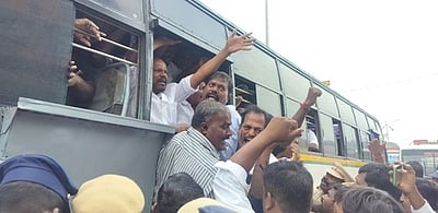 அனுமதியின்றி ஆா்ப்பாட்டத்தில் ஈடுபட முயன்ற அதிமுகவினா்
605 போ் கைது