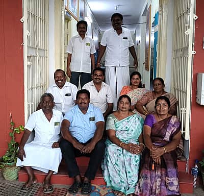 வேலூா் பேரூராட்சி வாா்டு உறுப்பினா்கள் காவல் நிலைய வாயிலில் அமா்ந்து தா்னா