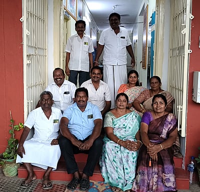 வேலூா் பேரூராட்சி வாா்டு உறுப்பினா்கள் காவல் நிலைய வாயிலில் அமா்ந்து தா்னா