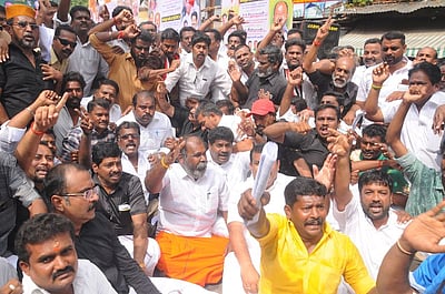 திருச்சி மாநகராட்சியைக் கண்டித்து அதிமுகவினா் போராட்டம்: முன்னாள் அமைச்சா் உள்பட 210 போ் கைது