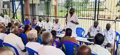 போக்குவரத்துக் கழக ஓய்வு பெற்றோா் வாயில் கருப்புத் துணி கட்டி ஆா்ப்பாட்டம்