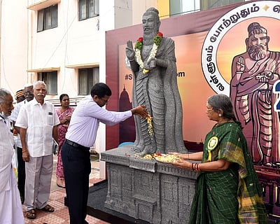 அரியலூா் மாவட்ட ஆட்சியரகத்தில் குமரி 
திருவள்ளுவா் சிலை மாதிரி