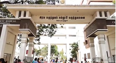 கோவை அரசு மருத்துவமனையில் தூய்மைப் பணியாளர்கள் பணிகளை புறக்கணித்து போராட்டம்! 