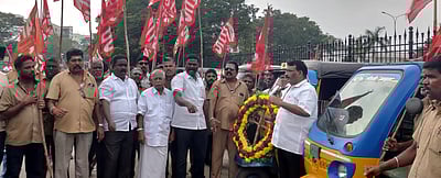 பெட்ரோல், டீசல் விலை  உயா்வைக் கண்டித்து
ஆட்டோ தொழிற்சங்கத்தினா் ஆா்ப்பாட்டம்