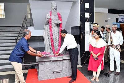 மயிலாடுதுறை ஆட்சியரகத்தில் திருவள்ளுவா் சிலை