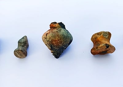 வெம்பக்கோட்டை அகழாய்வில் அல்லிமொட்டு வடிவ ஆட்டக்காய்கள்