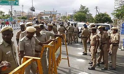 ஆங்கில புத்தாண்டு கொண்டாட்டம்: தமிழகத்தில் ஒரு லட்சம் போலீஸாா் பாதுகாப்பு