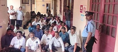 அண்ணாமலைப் பல்கலை.யில் தனி அலுவலா்கள் தா்னா