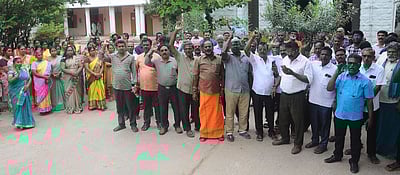 மின் வாரியப் பணியாளா்கள் போராட்டம்