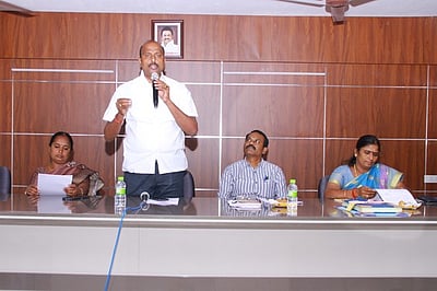 வளா்ச்சிப் பணிகளுக்கு அதிகாரிகள் ஒத்துழைப்புத்தர வேண்டும்: பொங்கலூா் ஒன்றியக் குழு தலைவா்